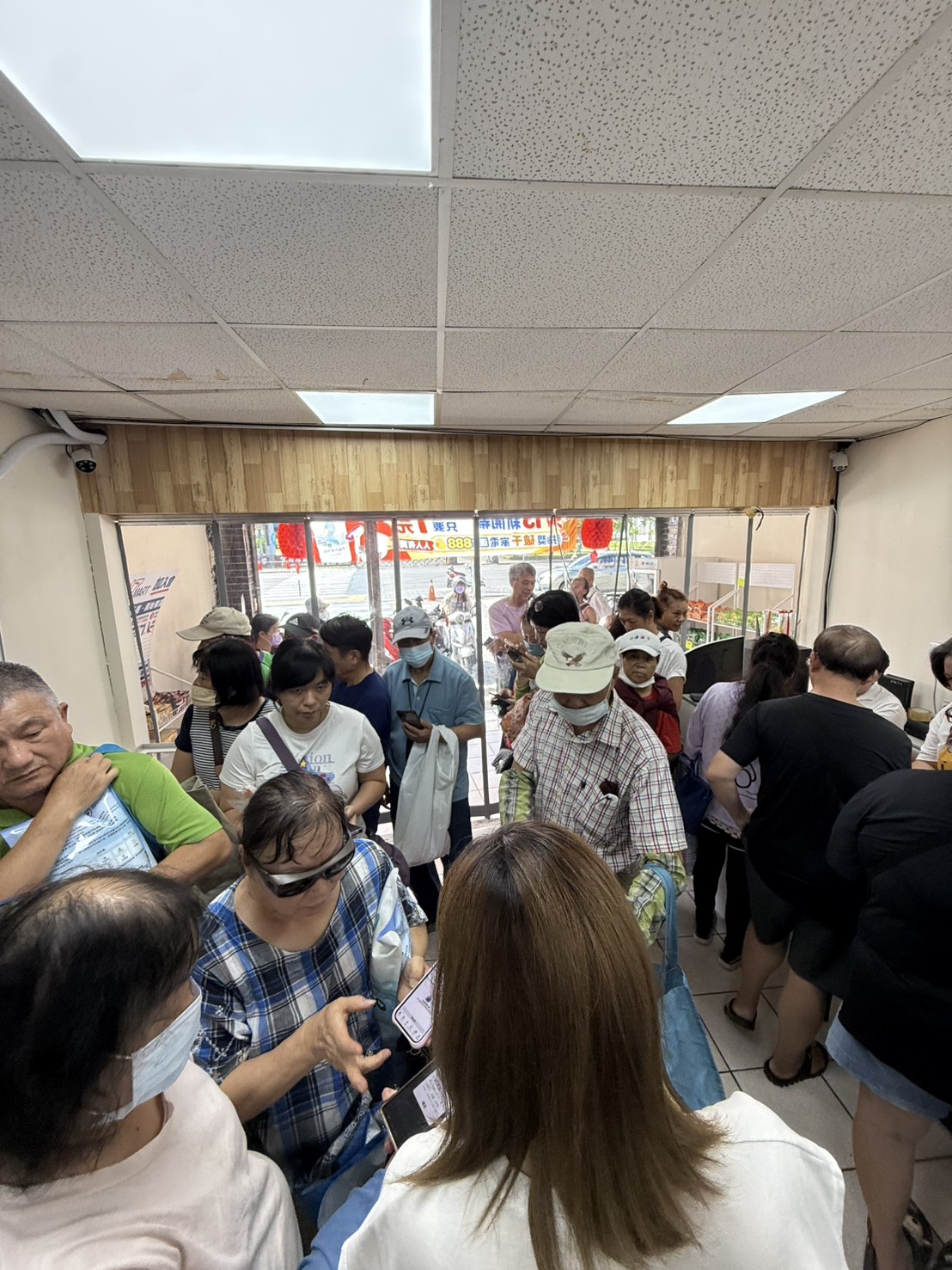 17MART 門市排隊人潮