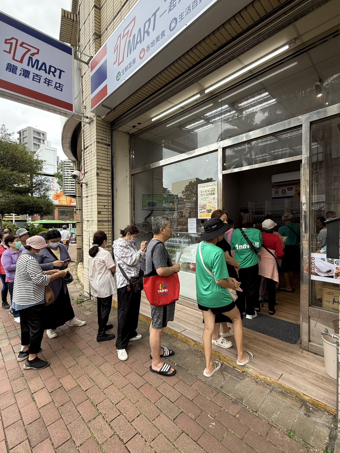 17MART 門市排隊結帳人潮